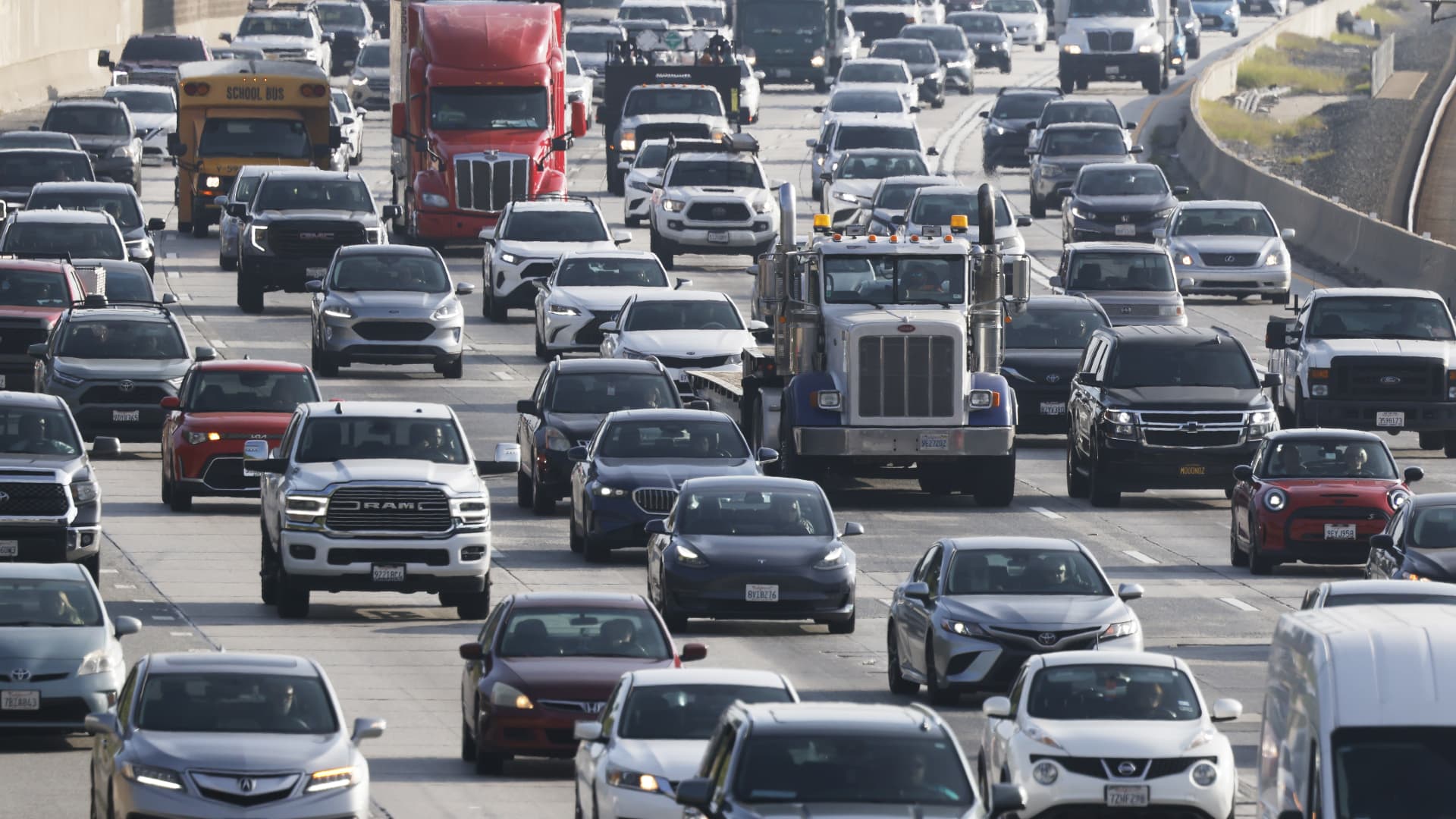 Trump approves new fuel economy standards, reversing Biden's EV push
