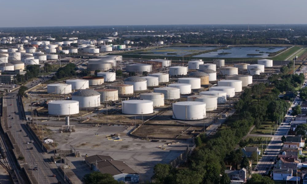 Wealthy investors seek oil and gas assets, but bargains are scarce