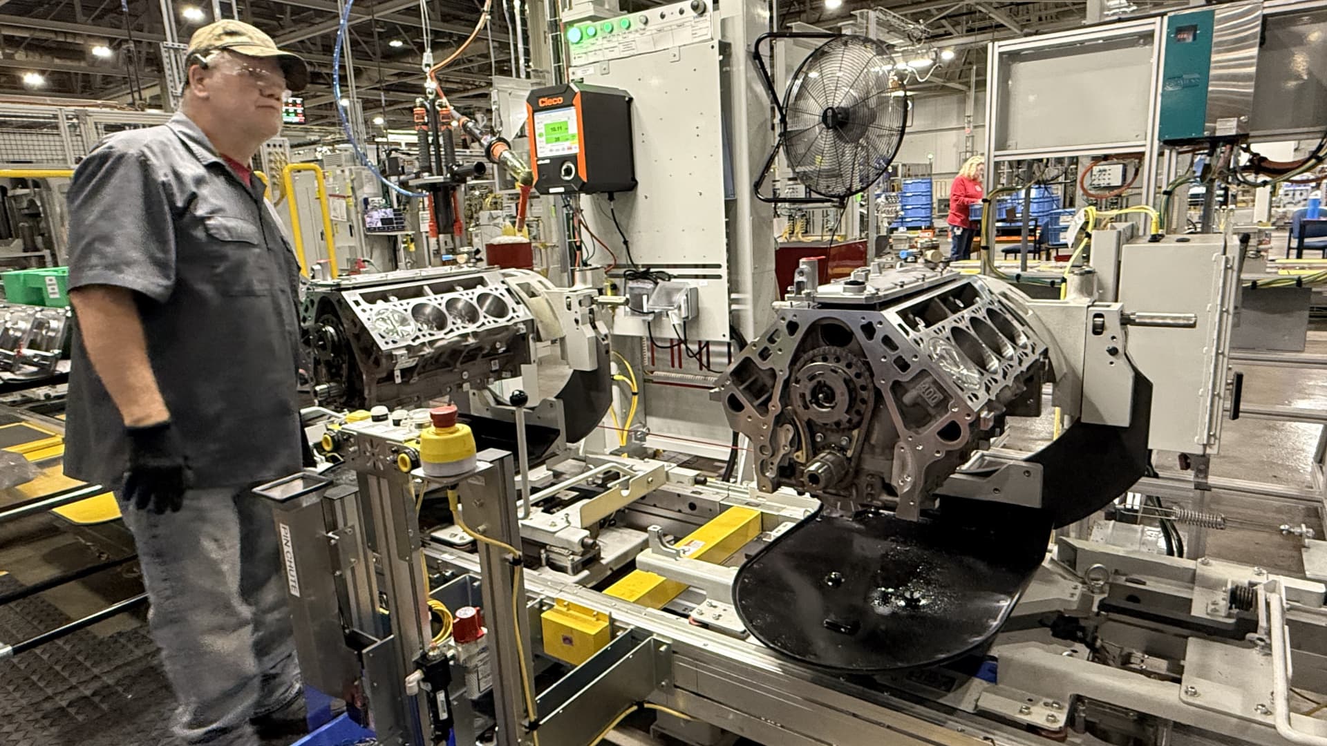 GM touts new V8 engines in new truck wars