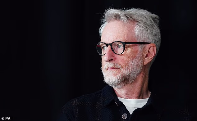 Billy Bragg has claimed Ed Sheeran should cancel his tour to take a stand against billionaire stadium owners who are trying to dictate what can be said on stage