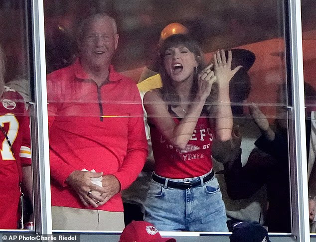 Ecstatic Taylor Swift points at her $1 million ring as husband Travis Kelce scores touchdown for the Chiefs against the Colts