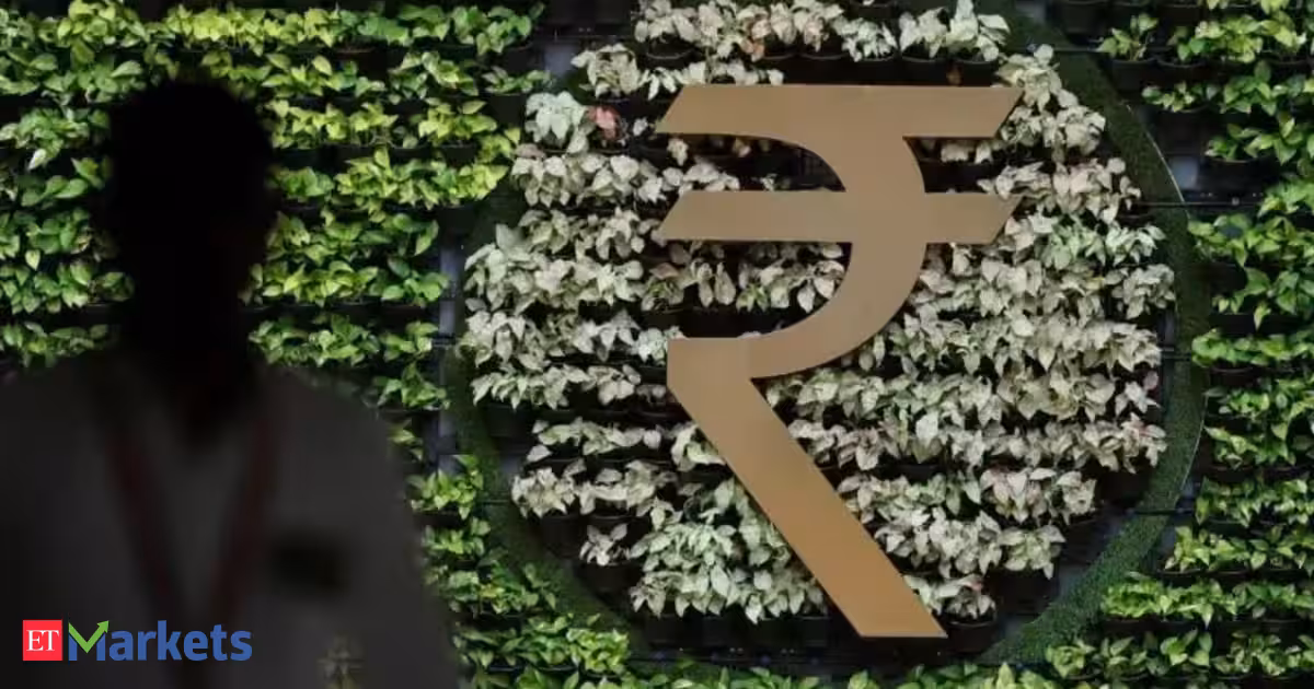 Rupee strengthens to 95.59 amid drop in oil prices & RBI dollar sales