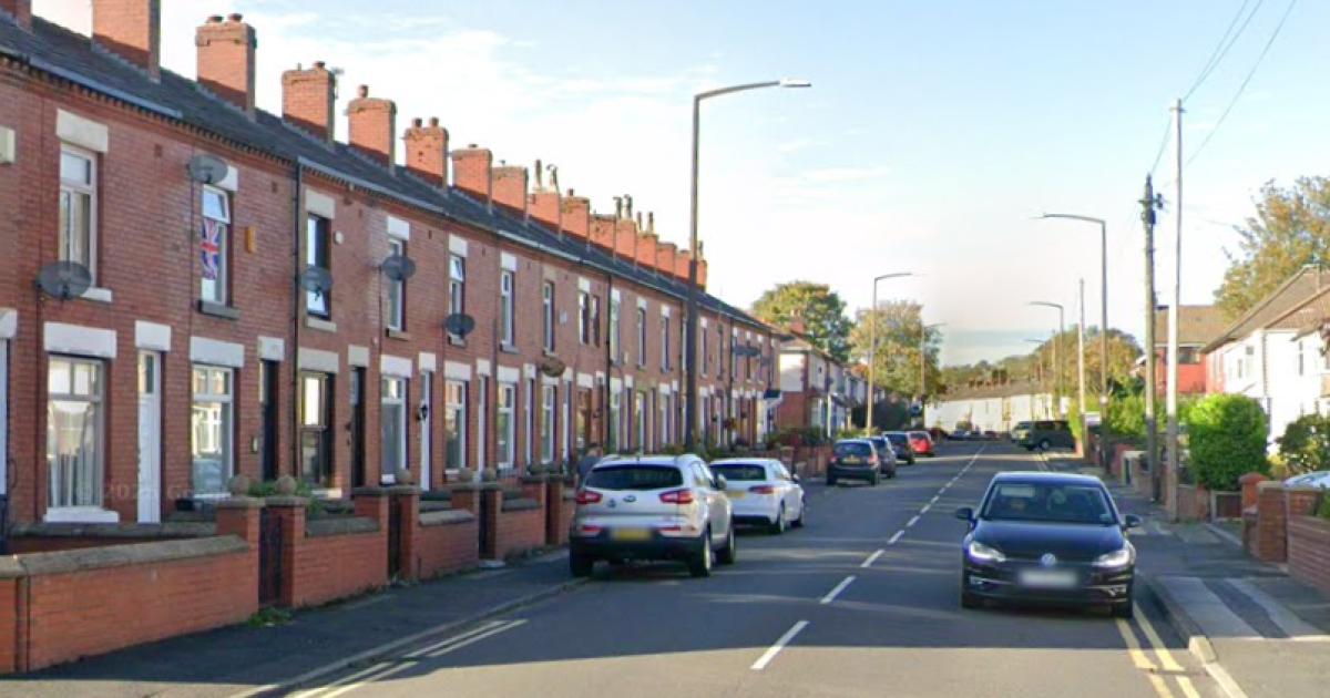 Armed police and dogs seen during Tonge Moor operation