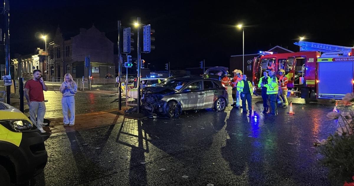 Car crashes into traffic lights in Moss Bank Way, Bolton