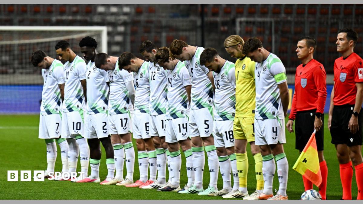 The Republic of Ireland squad bow their heads