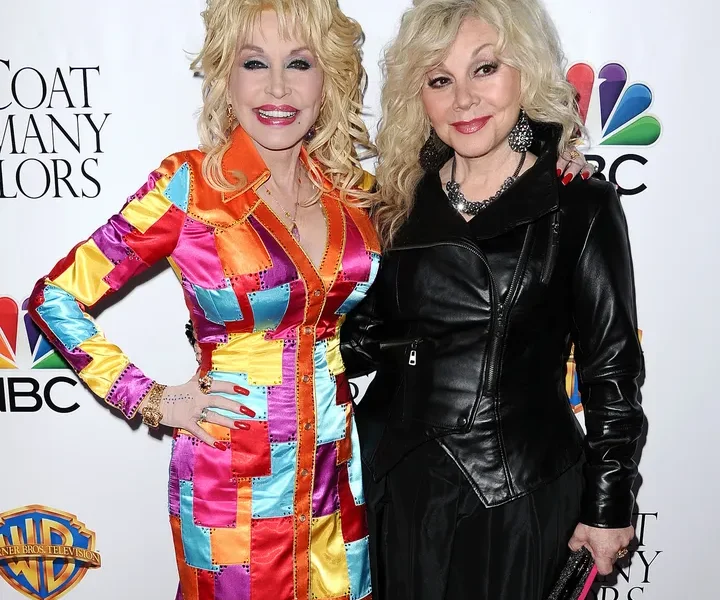 Dolly and Stella Parton in 2015
