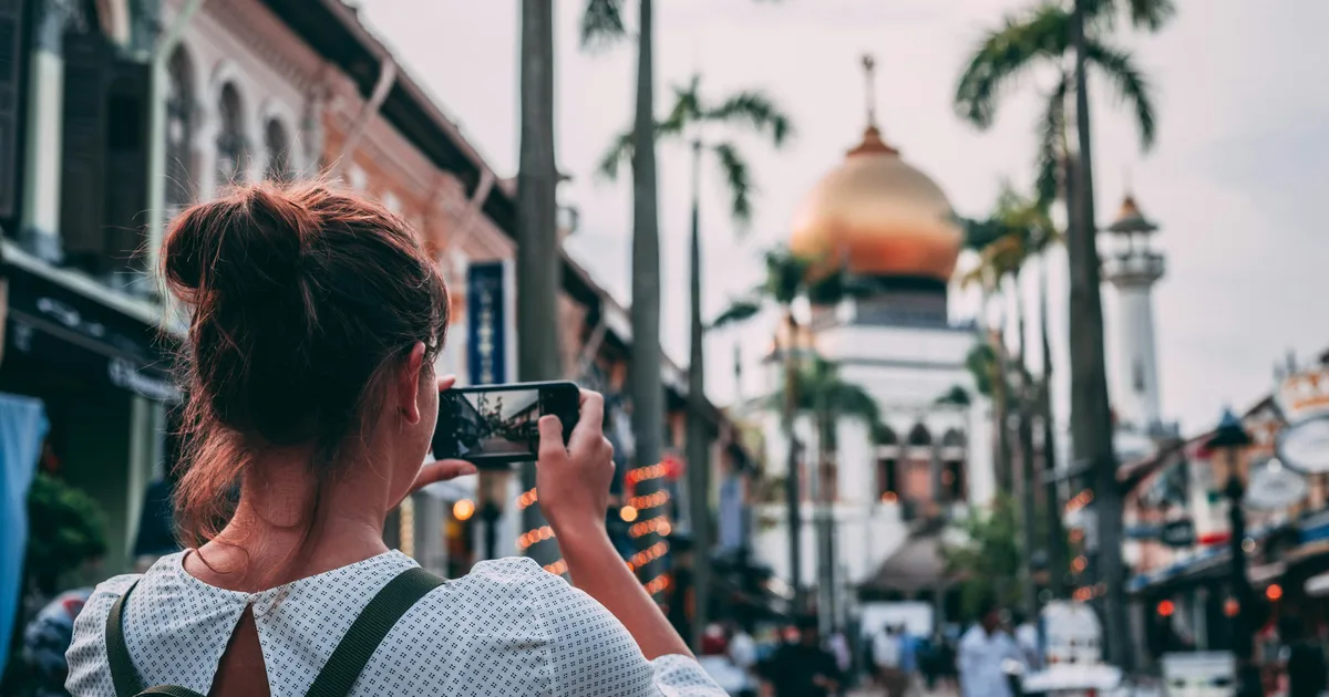 Does Taking Photos Affect Your Memory? What Science Says About Digital Amnesia
