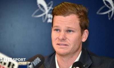 Steve Smith is confronted by media before returning home from Australia's tour of South Africa in 2018