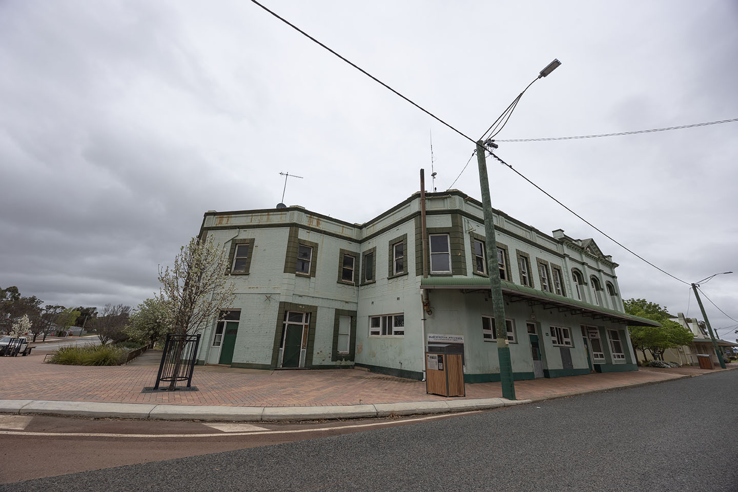 Fremantle AFL grand final to help revive WA country town's pub
