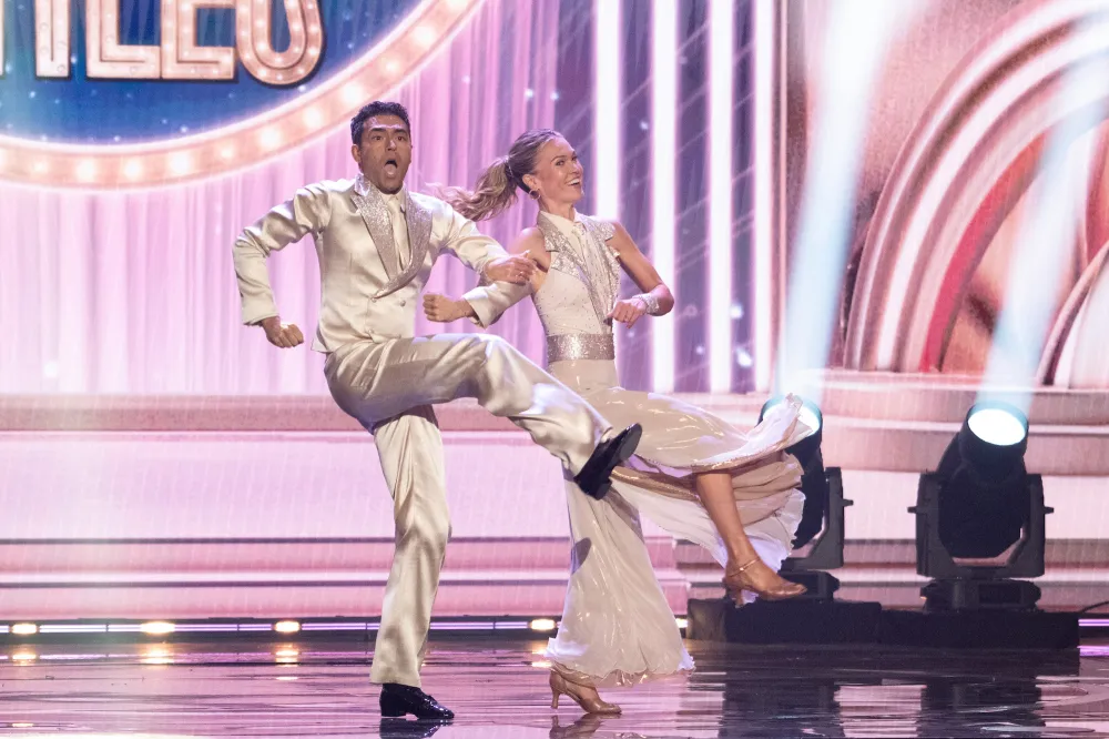 DWTS-Julia-Stiles-and-Ezra-183408_EM103450