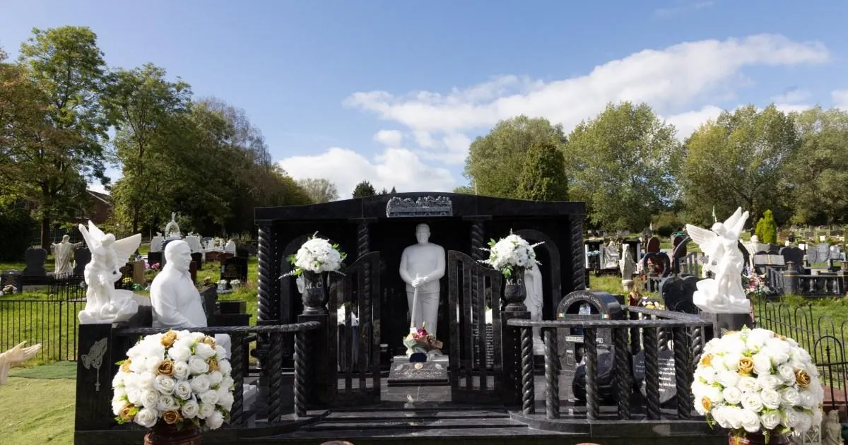 Black marble monument appears near 'traveller king's' giant headstone | News UK
