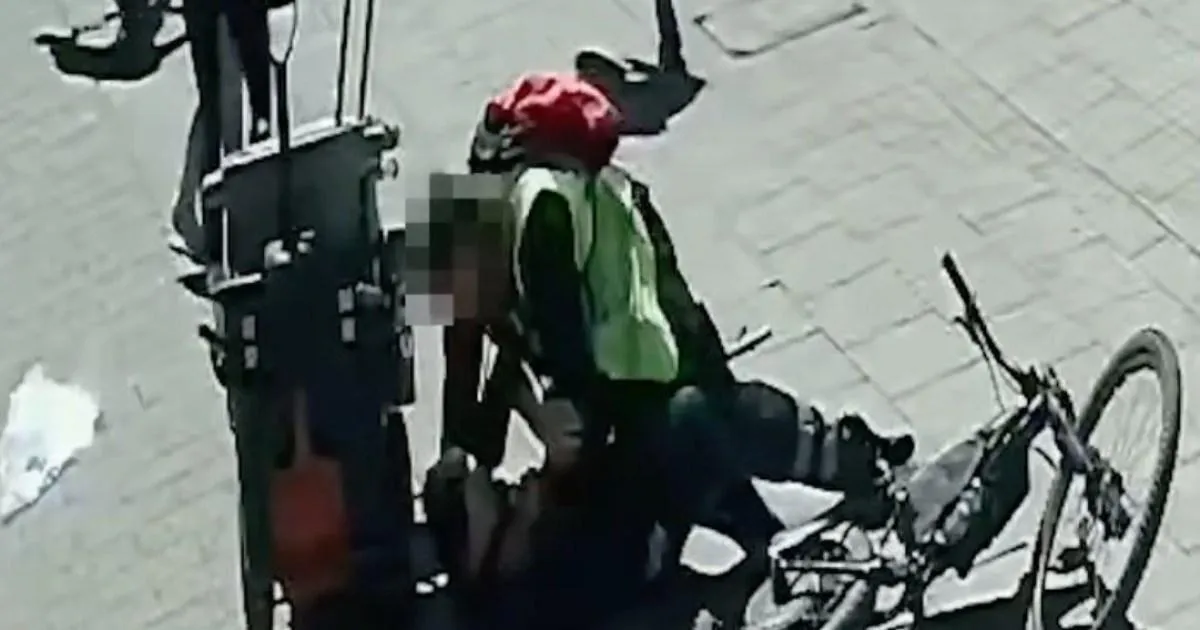 Police disguised as a delivery rider takes down knife suspect | News UK
