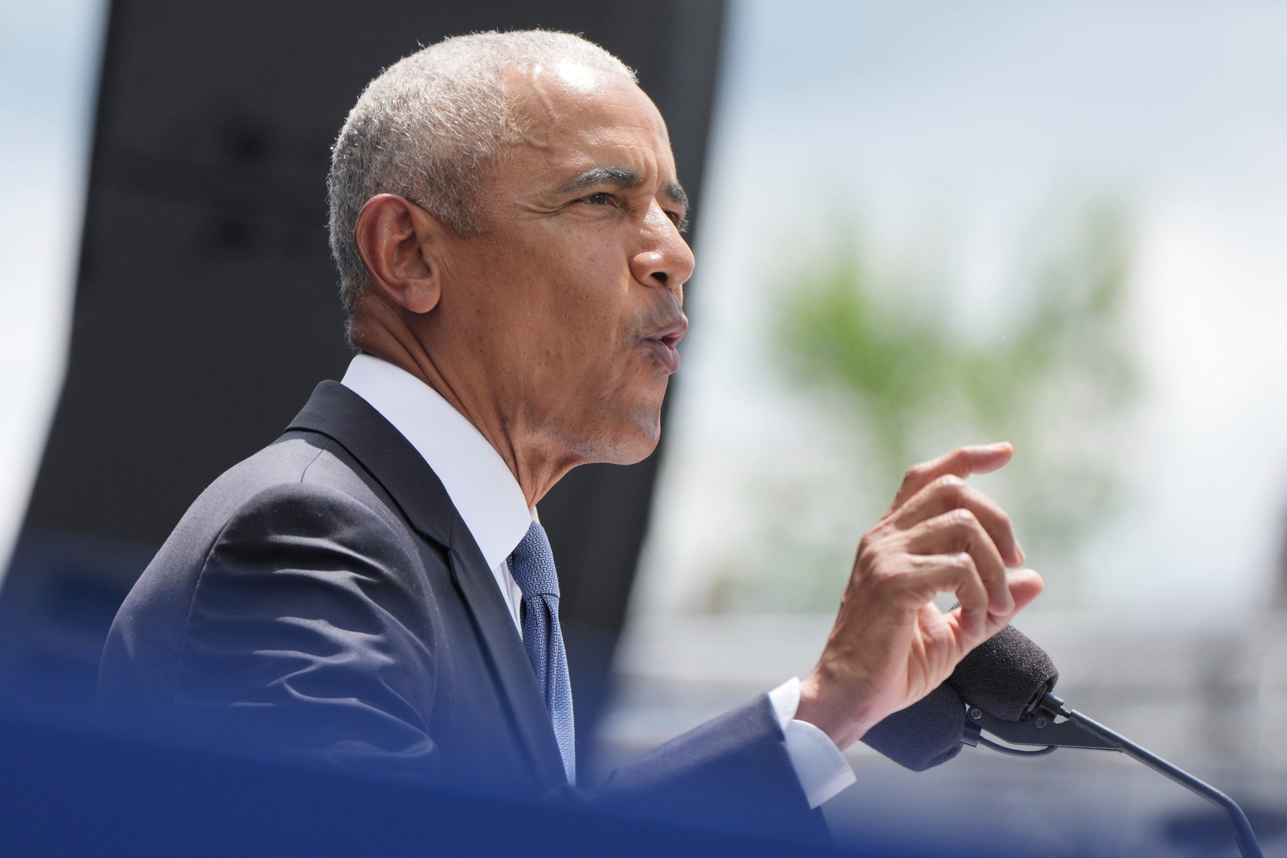 Obama calls for Dems to focus on AI