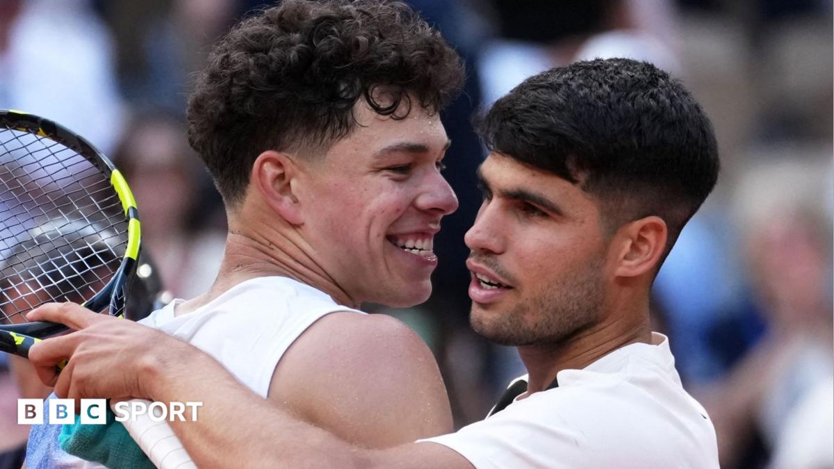 Ben Shelton and Carlos Alcaraz hug after their 2025 French Open match