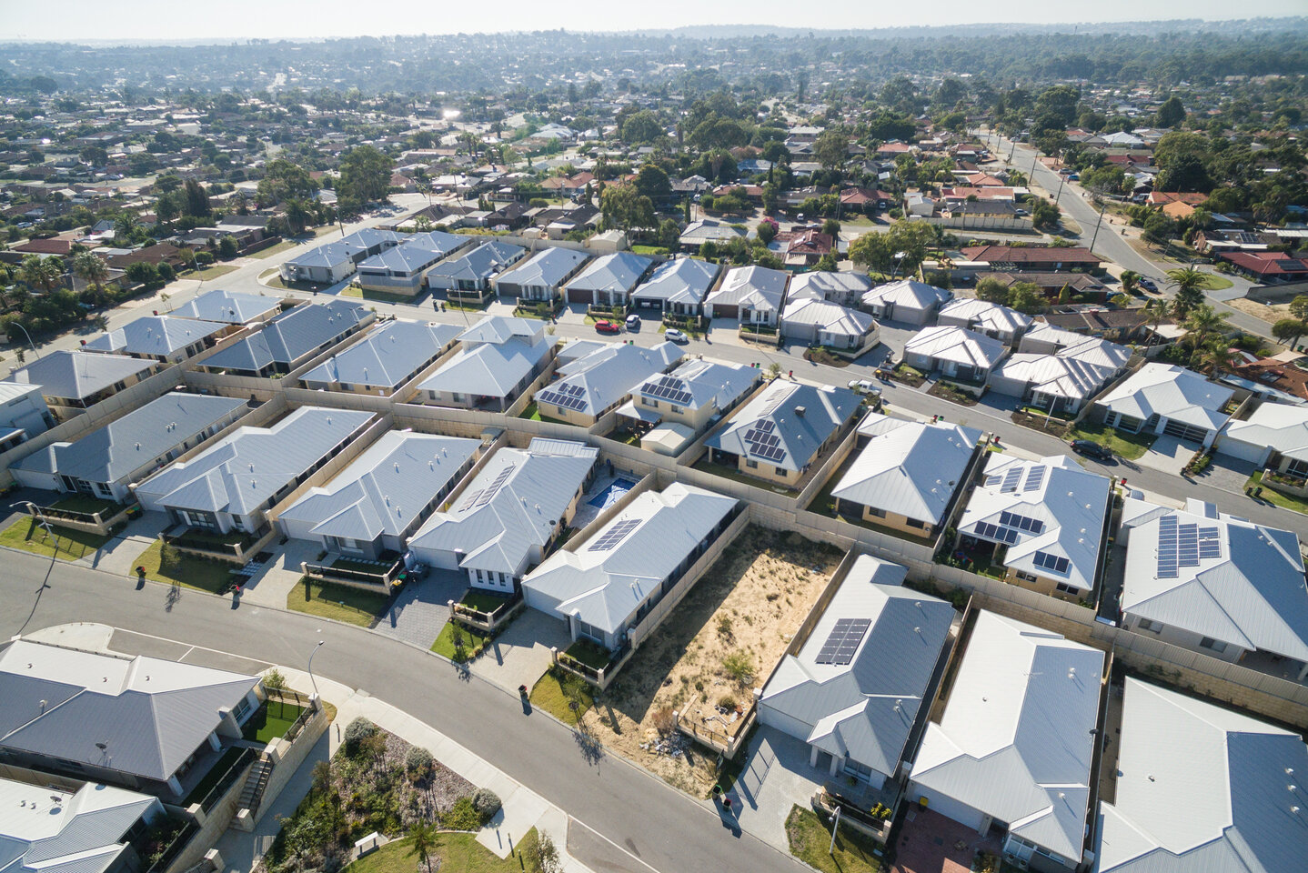 Perth home values fall by 0.8pc, median price less than $1m