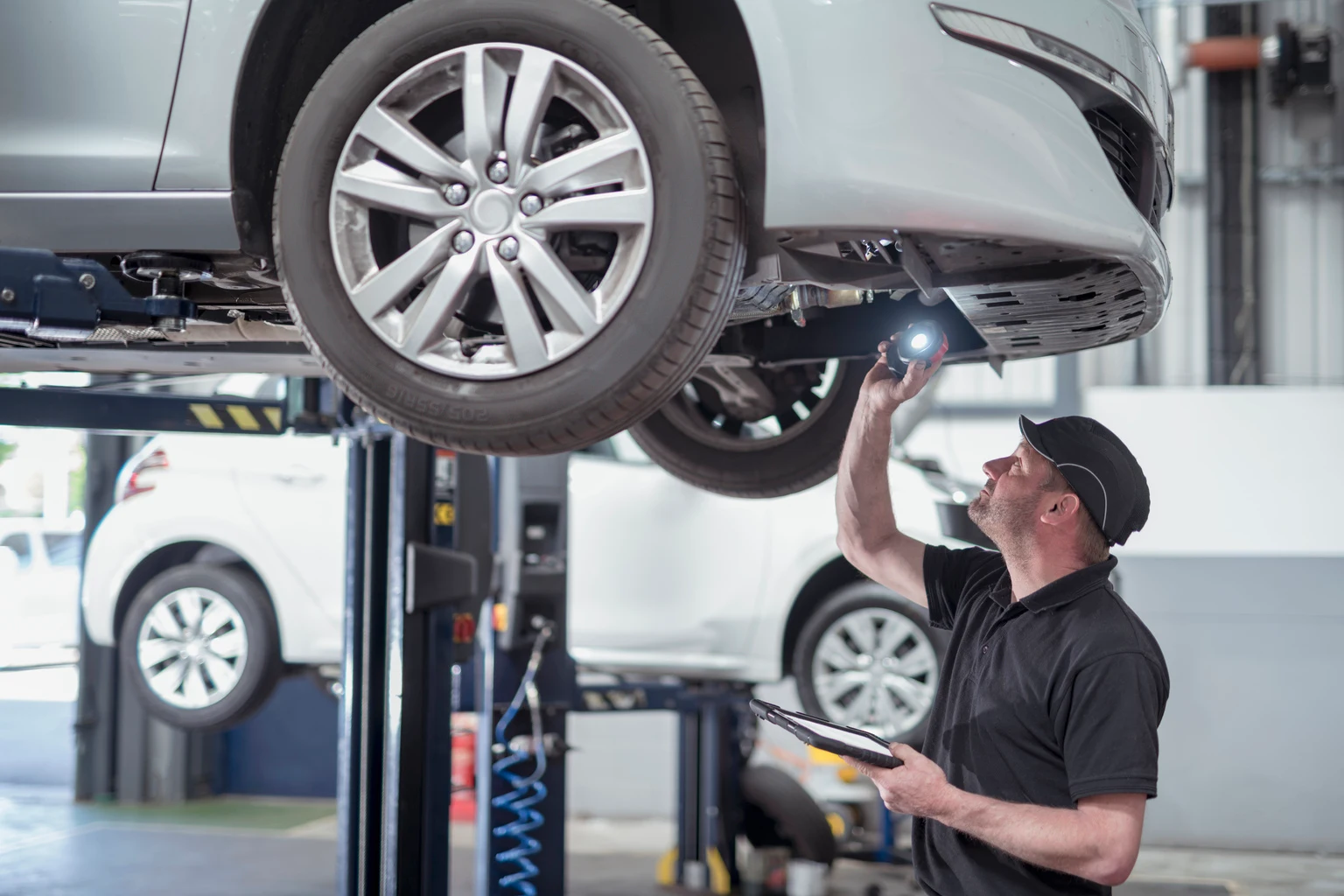 AutoZone: The Business Held Up, The Valuation Did Not (NYSE:AZO)