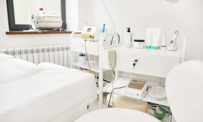 Vista recortada del interior de la cosmetología en el centro de spa de dermatología y cosmetología contemporáneo