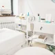 Vista recortada del interior de la cosmetología en el centro de spa de dermatología y cosmetología contemporáneo