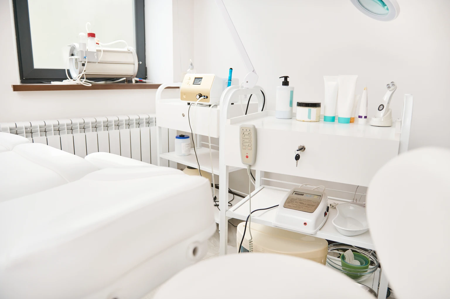 Vista recortada del interior de la cosmetología en el centro de spa de dermatología y cosmetología contemporáneo