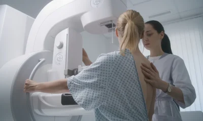 Una doctora ajusta la moderna máquina de mamografía para el paciente