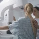 Una doctora ajusta la moderna máquina de mamografía para el paciente