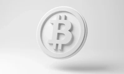 Bitcoin blanco flotando en el aire sobre fondo blanco en monocromo y minimalismo. Ilustración del concepto de criptomonedas y finanzas descentralizadas (DeFi) y libros de contabilidad distribuidos