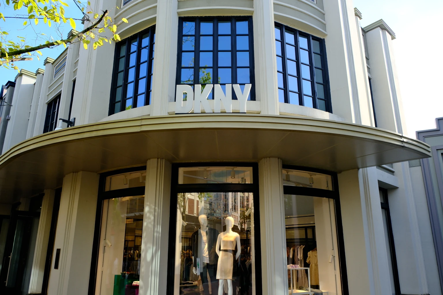 G-III Apparel: Market Overlooks Hidden Strength (Rating Upgrade) (NASDAQ:GIII)