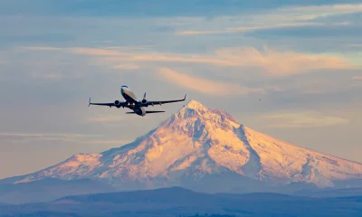 Delta 737 Mt Hood.