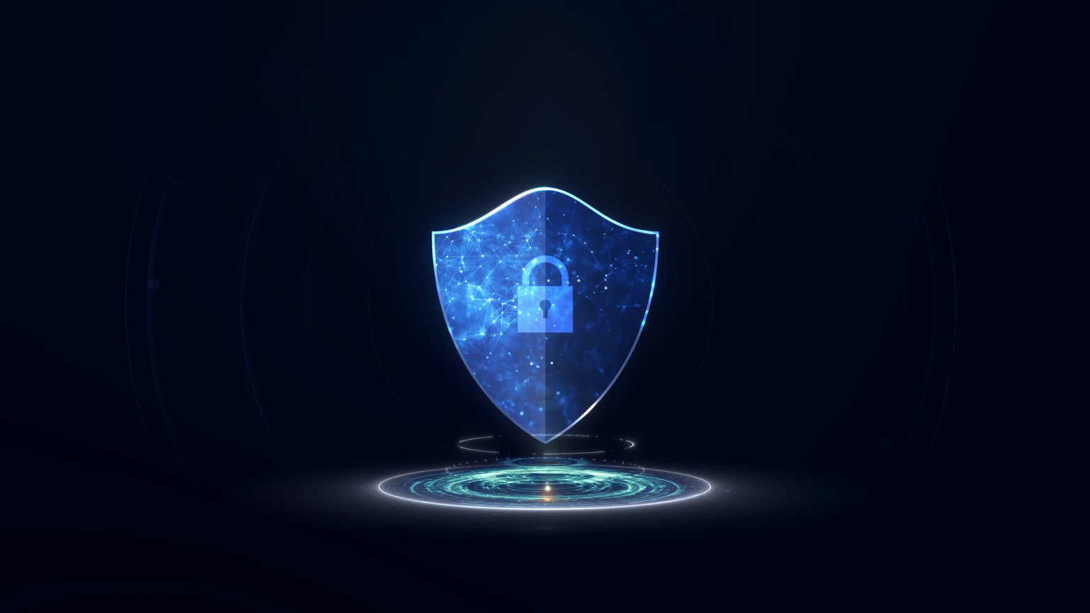 Escudo digital futurista con símbolo de candado que representa la ciberseguridad y la protección de datos