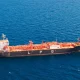 Vista aérea cercana de un buque petrolero de GLP transportando gas licuado de petróleo a través del profundo mar Mediterráneo, azul profundo.