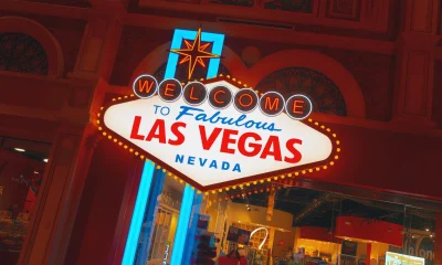 Bem-vindo à réplica de placas fabulosas de Las Vegas dentro da loja de souvenirs na Las Vegas Strip, Nevada, EUA