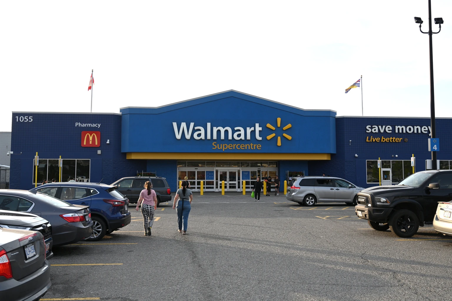 SmartCentres: A 6.75% Dividend Yield With Walmart As Anchor Tenant (OTCMKTS:CWYUF)