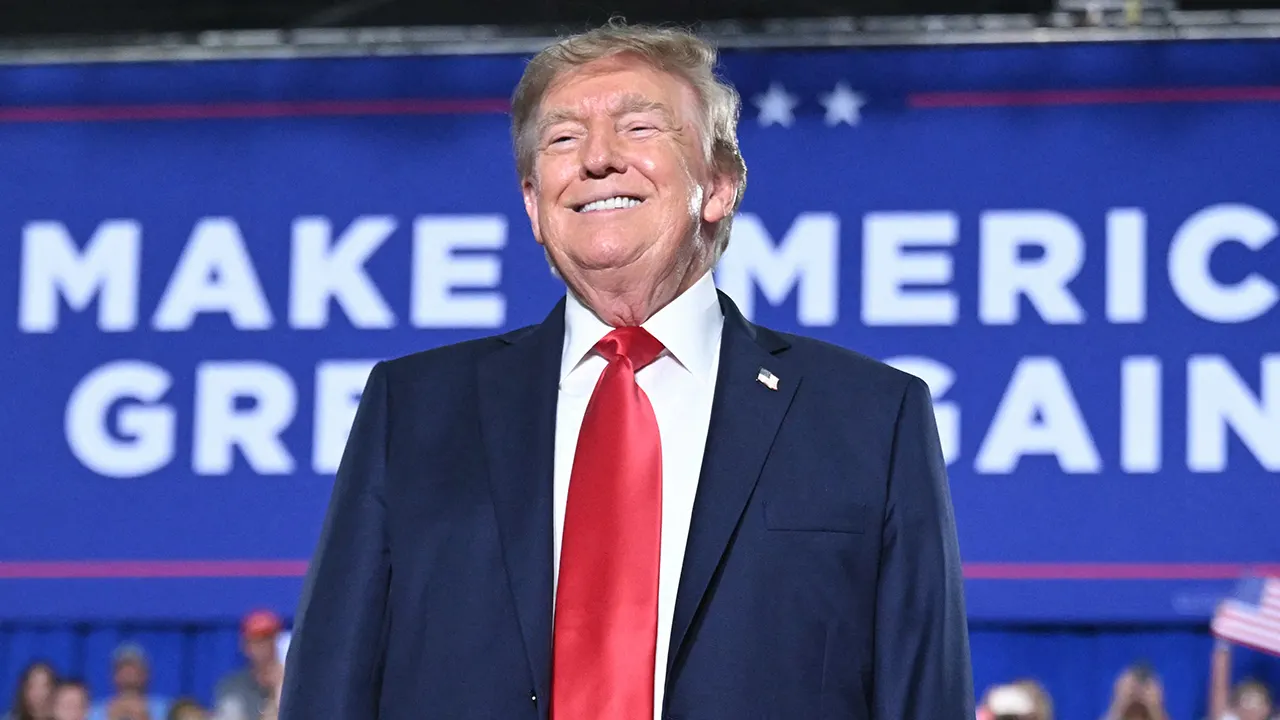 US Mint starts selling $1 coins that feature President Trump's face