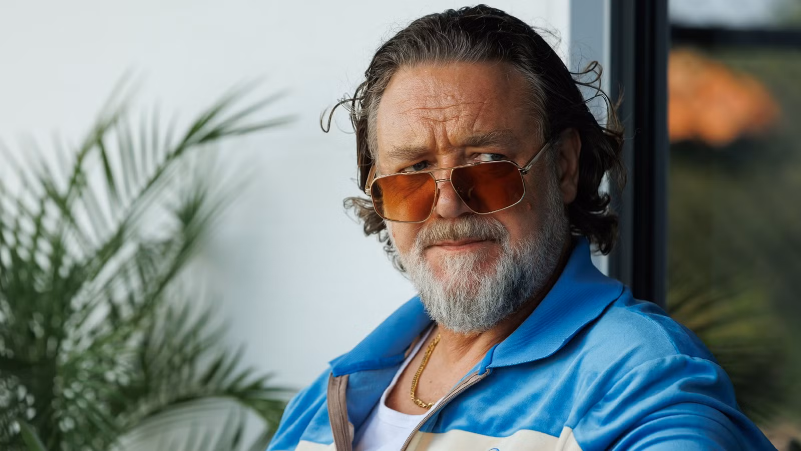 Russell Crowe wearing shades in The Get Out