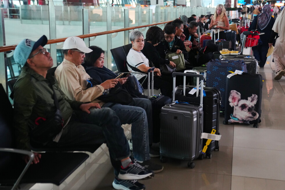 Indonesia cancels flights as Anak Krakatau volcano erupts