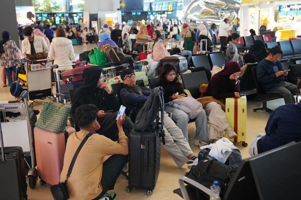 Anak Krakatau eruption eases as more flights canceled