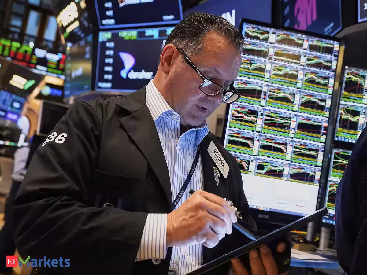 US stocks: S&P 500, Nasdaq end lower as crude prices jump, chip stocks weigh