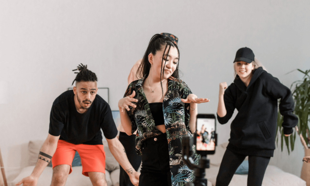 How Fashion Bloggers Can Combine Paid and Organic TikTok Engagement