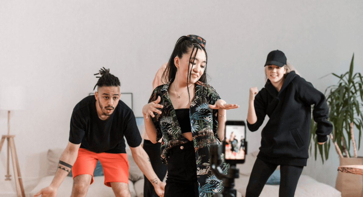How Fashion Bloggers Can Combine Paid and Organic TikTok Engagement